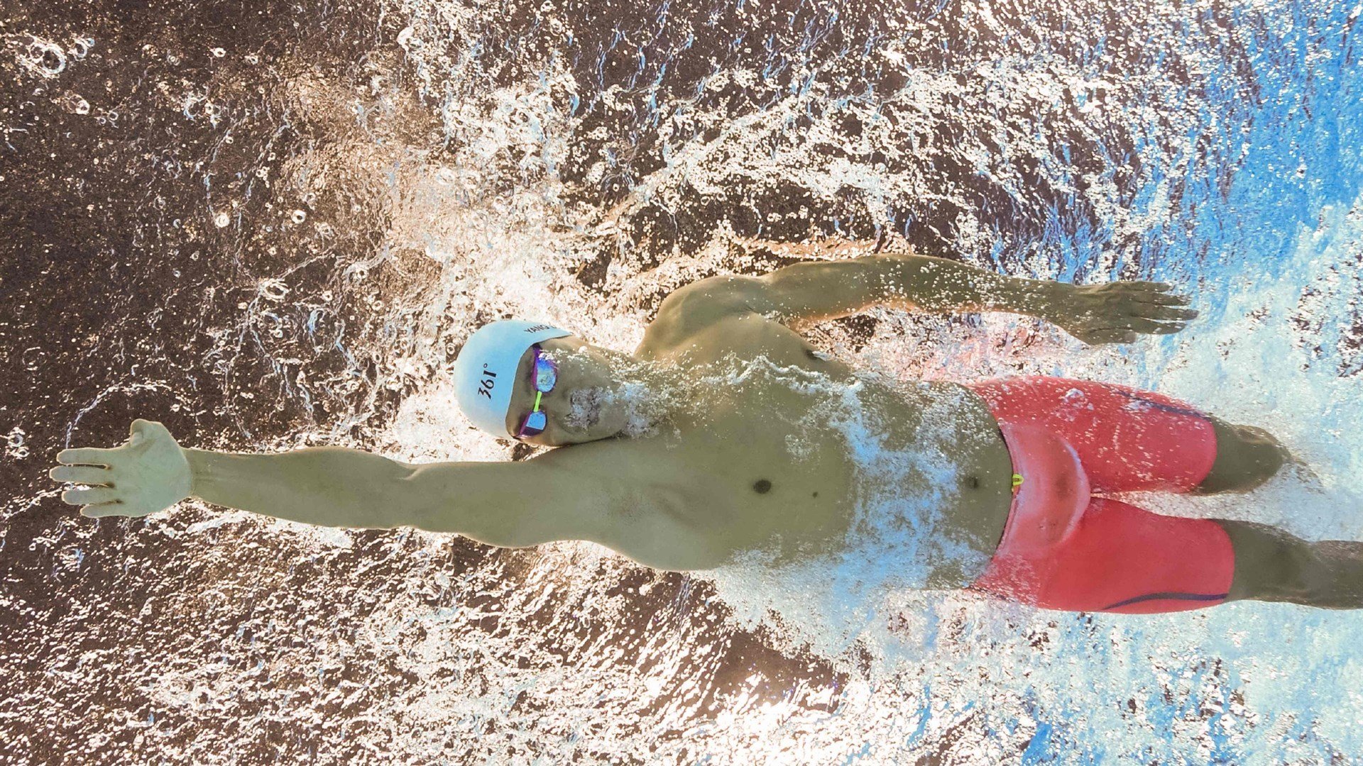 女子蝶泳选手突破自我，瞄准半决赛，女子蝶泳100决赛